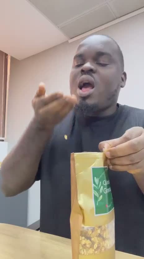 Customer holding a Quinstal pouch: A snack between tasks